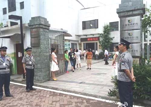 湖南萬嬰教育機(jī)構(gòu)保安員執(zhí)勤風(fēng)采 湖南萬嬰教育機(jī)構(gòu)保安員執(zhí)勤風(fēng)采